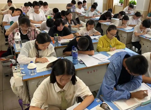 建造数字化精品课程完善空中课堂运行机制建立健全动态更新