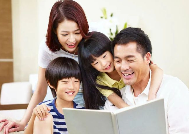 家庭教育而是构建一个家校社三位一体的协同育人共同体